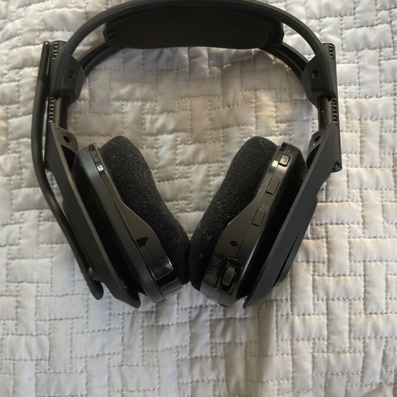 These are cosair state of the art headphones. - Picture 2 of 3